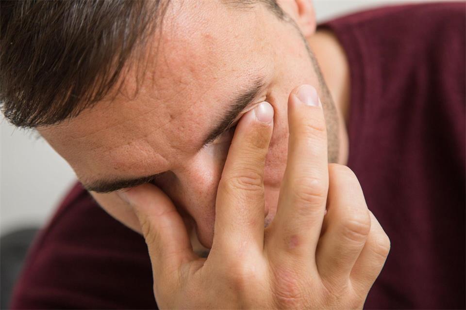 Plötzliche, sehr starke Kopfschmerzen können auf eine lebensbedrohliche Hirnblutung hinweisen und erfordern sofortige notärztliche Hilfe.picture alliance/dpa/dpa-tmn