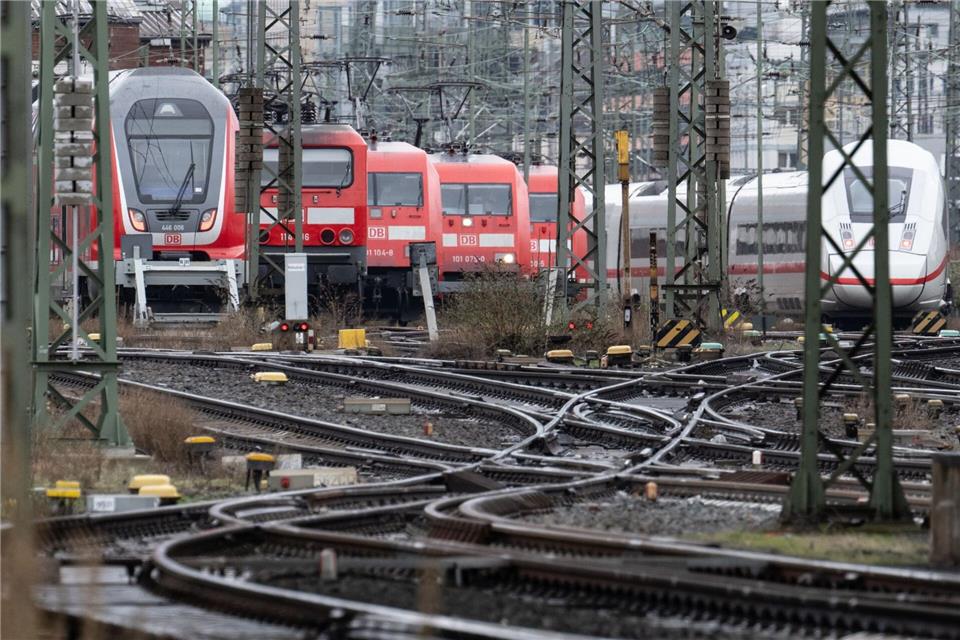 Plötzliche steigt der Junge in den Zug - und fährt alleine nach GießenBoris Roessler/dpa