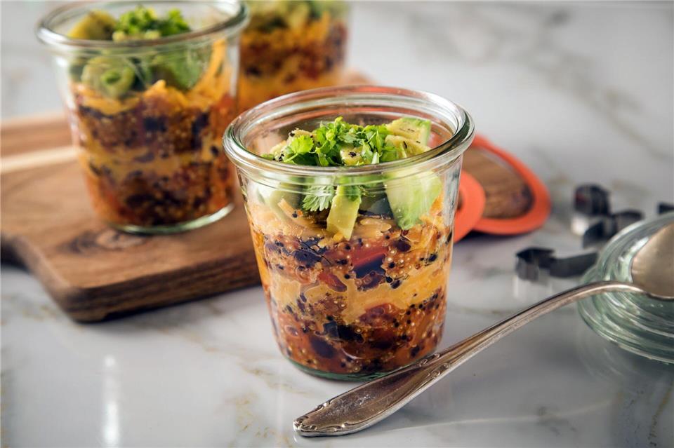 Plötzlicher Hunger? Dann ist eine vorbereitete, gesunde Mahlzeit im Kühlschrank Gold wert - wie diese Gemüsepfanne mit Quinoa. Christin Klose/dpa-tmn