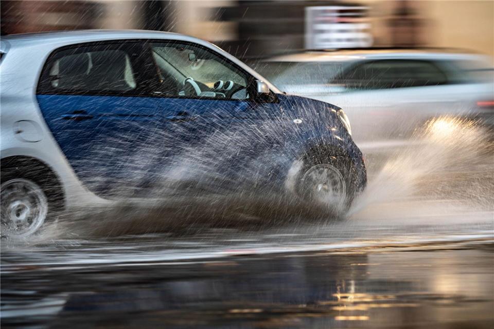 Plötzlicher Wetterumschwung mit Starkregen? Bei Aquaplaning sollte das Auto nicht abrupt gelenkt, gebremst oder beschleunigt werden.picture alliance/dpa