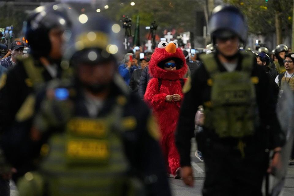 Bilder des Tages  Plüschiger Protest: Ein Demonstrant nimmt als Elmo von der Sesamstraße verkleidet am Protest gegen den peruanischen Interimspräsidenten teil.Martin Mejia/AP/dpa