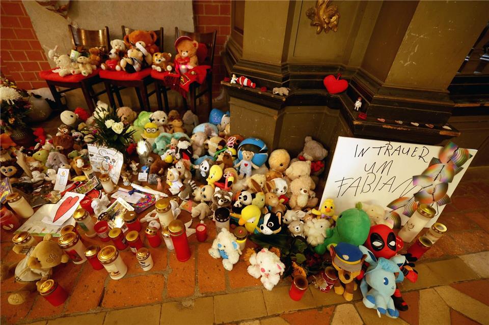 Plüschtiere und Kerzen erinnerten lange Zeit in der Güstrower Marienkirche an Fabian. Bernd Wüstneck/dpa
