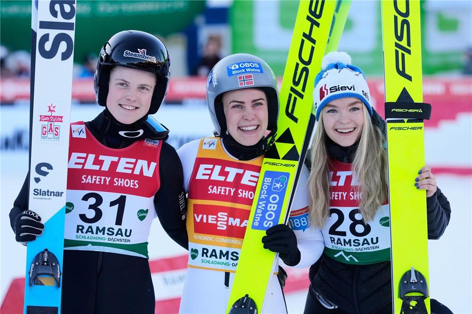 Podium in Ramsau um Siegerin Hagen.Matthias Schrader/AP/dpa