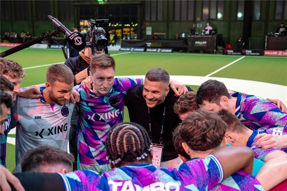 Podolski ist ein vielbeschäftigter Mann.Soeren Stache/dpa