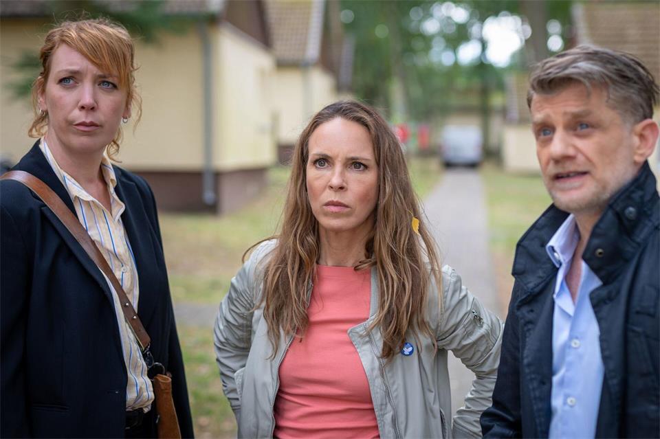 Pöschels (Andreas Guenther) Ermittlungen führt die Ermittlerinnen Melly Böwe (Lina Beckmann, lins) und Katrin König (Anneke Kim Sarnau) in eine Ferienhaussiedlung. (Handout)Boris Laewen/NDR/ARD/dpa