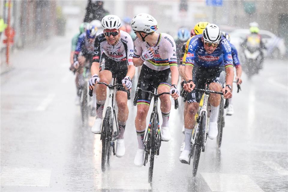 Pogacar (M) ließ sich auch vom Platzregen nicht stoppen.David Pintens/Belga/dpa
