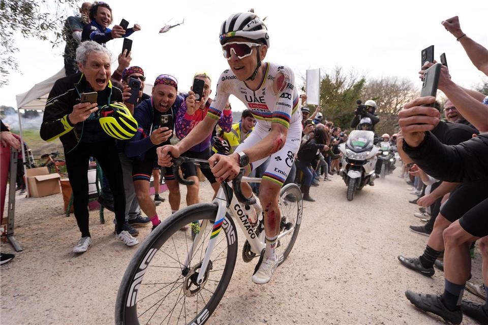 Pogacar gewinnt trotz eines Sturzes das Schotterrennen Strade Bianche.Fabio Ferrari/LaPresse via ZUMA Press/dpa