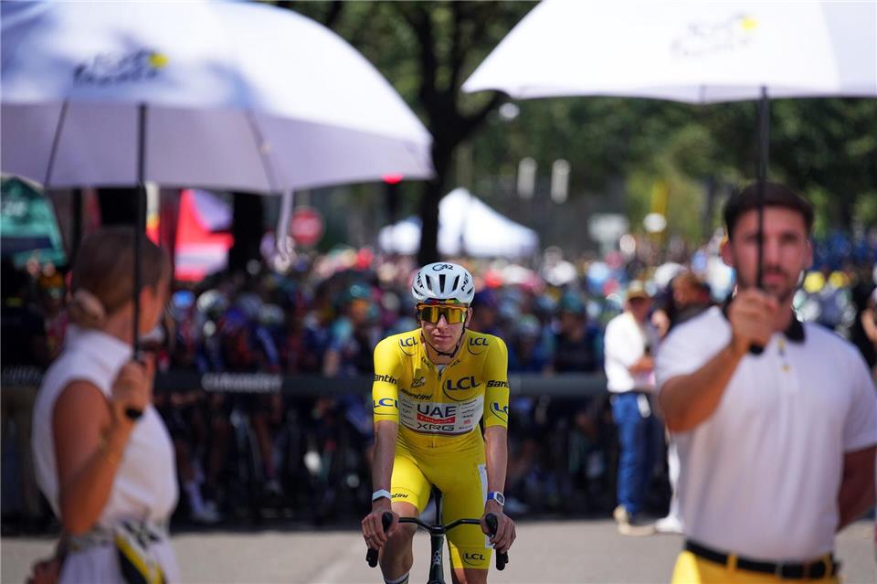 Pogacar startet im Gelben Trikot in die 17. Tour-EtappeMosa’ab Elshamy/AP/dpa