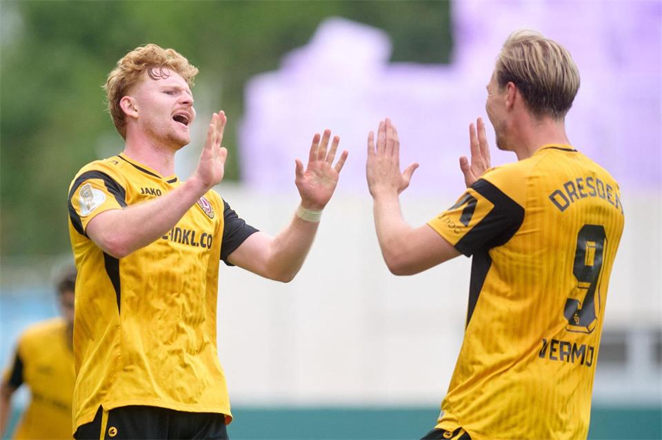 Pokal-Torschützen unter sich: Robert Wagner (l.) jubelt mit Vincent Vermeij. Bernd Thissen/dpa