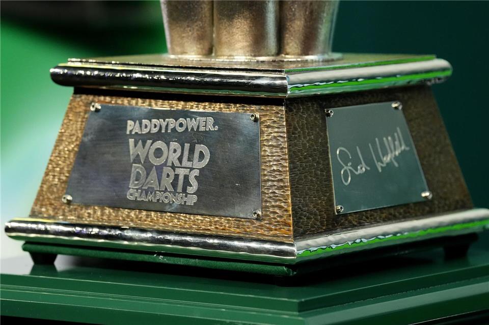 Pokal der Darts-WM in London. (Archivbild)Zac Goodwin/PA Wire/dpa