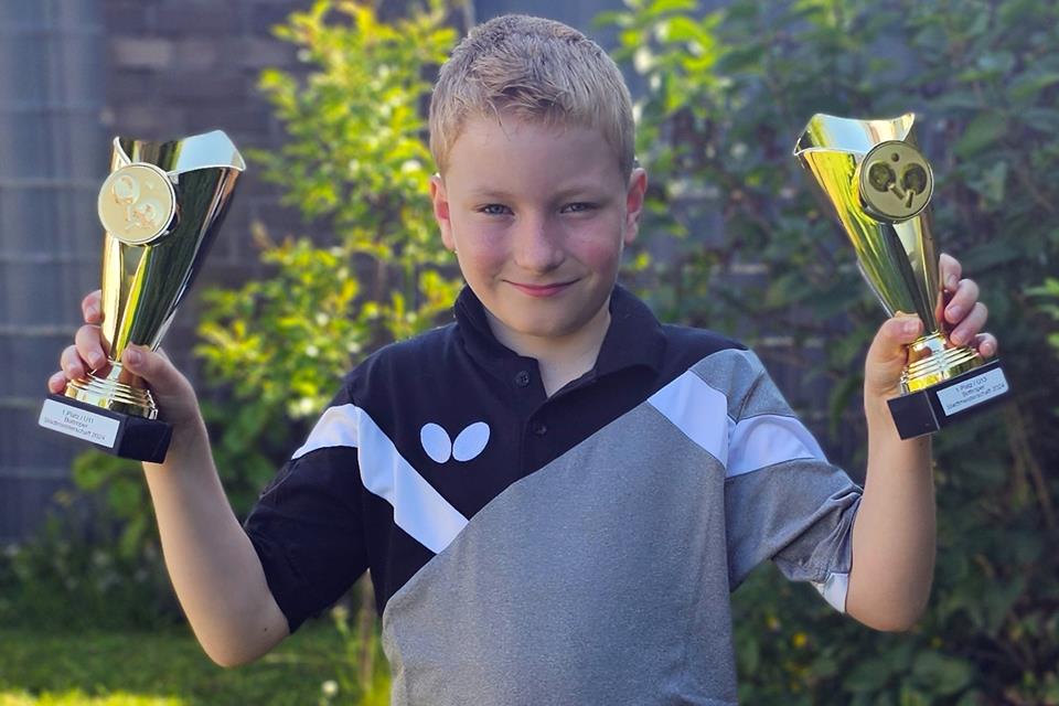 Pokale sammeln scheint sein Hobby zu werden: Das zehnjährige Tischtennis-Talent Lukas Lebbing setzt sich bereits gegen ältere Konkurrenz durch.