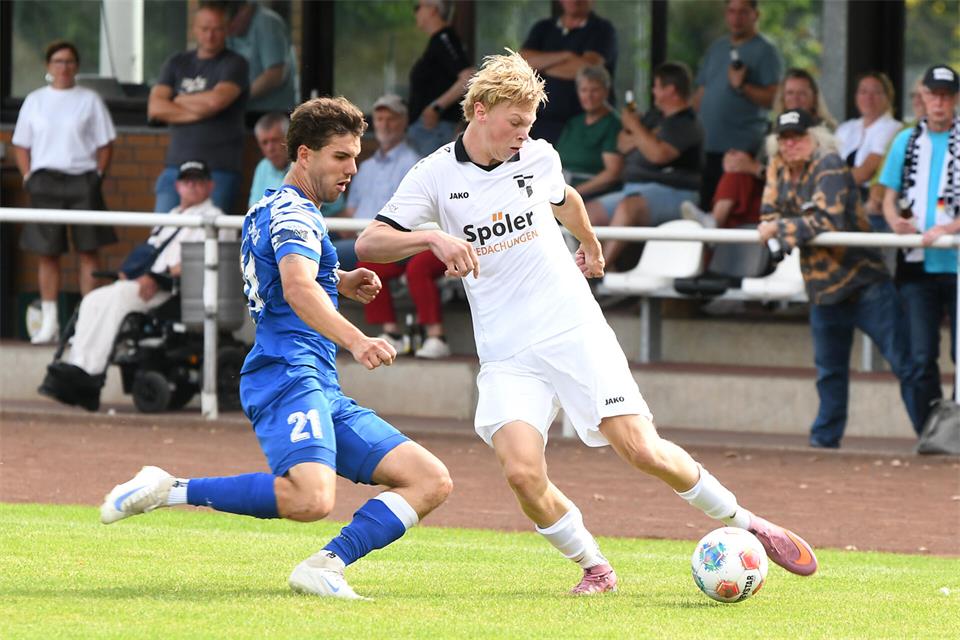 Pokalhürde SV Altendorf-Ulfkotte erfolgreich genommen: Nick Busch (rechts) und Viktoria Heiden setzten sich am Donnerstagabend mit 2:0 durch.