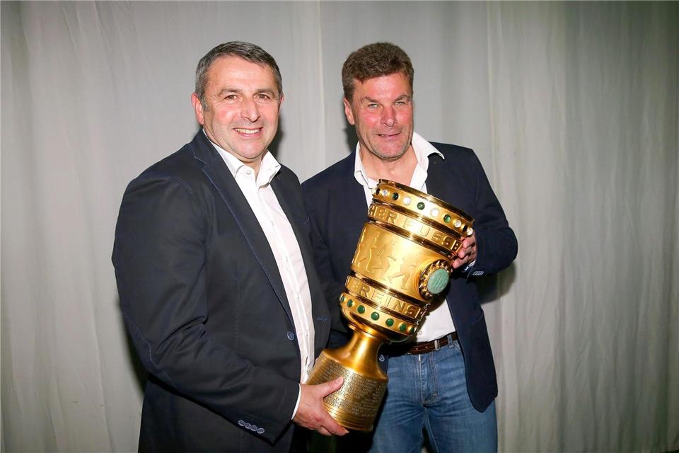 Pokalsieger 2015: Der damalige Wolfsburger Sportdirektor Klaus Allofs und Trainer Dieter Hecking (r).picture alliance / dpa