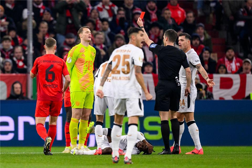 Pokalsperre vorbei: Nach seiner Roten Karte beim Achtelfinal-Aus gegen Bayer Leverkusen darf Manuel Neuer (2.vl) in Berlin wieder im Tor stehen. Tom Weller/dpa
