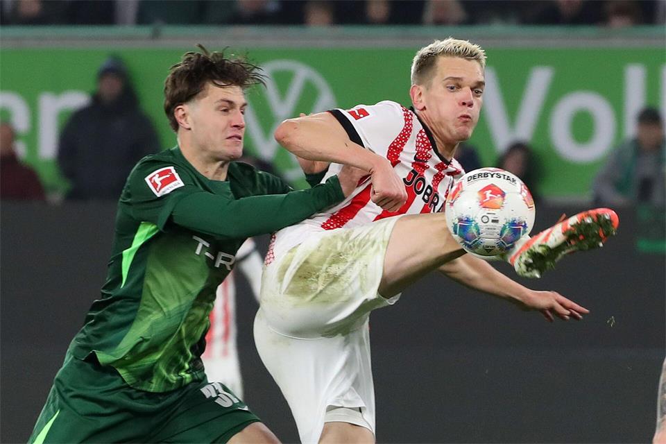 Pokaltanz am Mittwoch: Matthias Ginter (r) empfängt mit Freiburg den VfL Wolfsburg. (Archivbild)Darius Simka/dpa