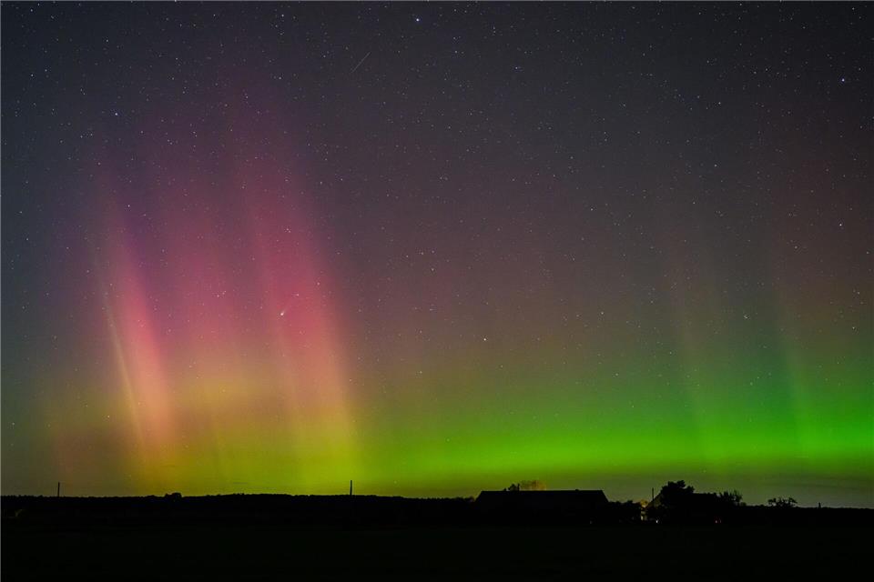 Polarlicht und Komet leuchten am Nachthimmel.Patrick Pleul/dpa