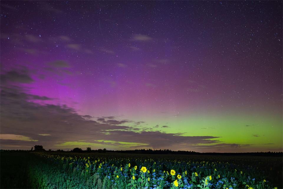 Polarlichter leuchten am Nachthimmel über der Landschaft im östlichen Brandenburg. Patrick Pleul/dpa