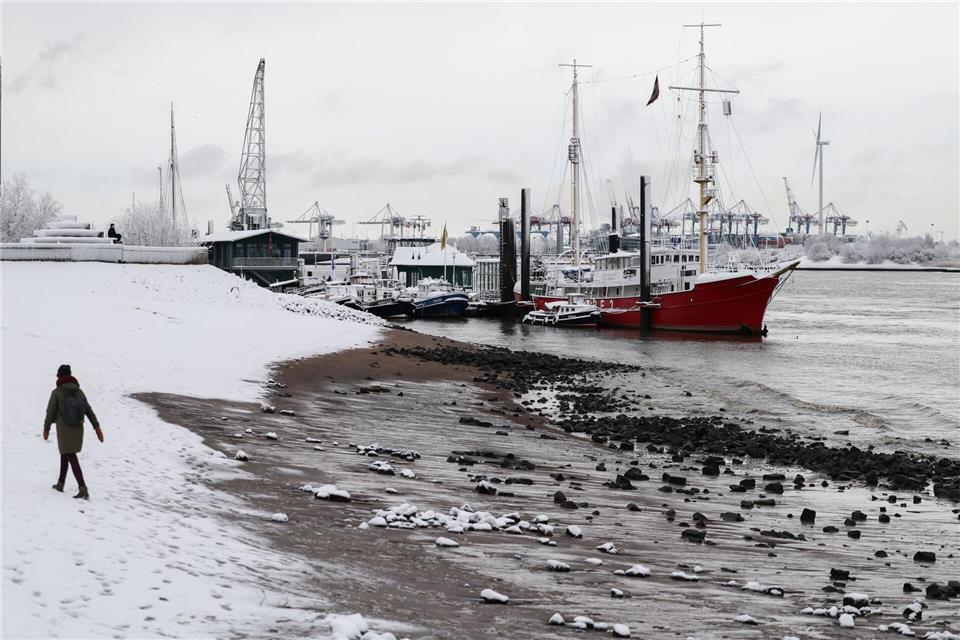 Polarluft bringt Schnee und Glätte an den Hamburger Elbstrand.Christian Charisius/dpa