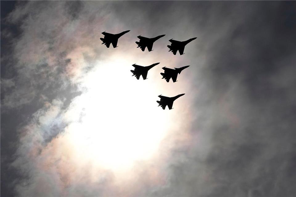 Russische Kampfjets über polnischer Ölplattform Polen meldet russische Kampfjets über einer Ölplattform in der Ostsee. (Archivbild)Dmitri Lovetsky/AP/dpa
