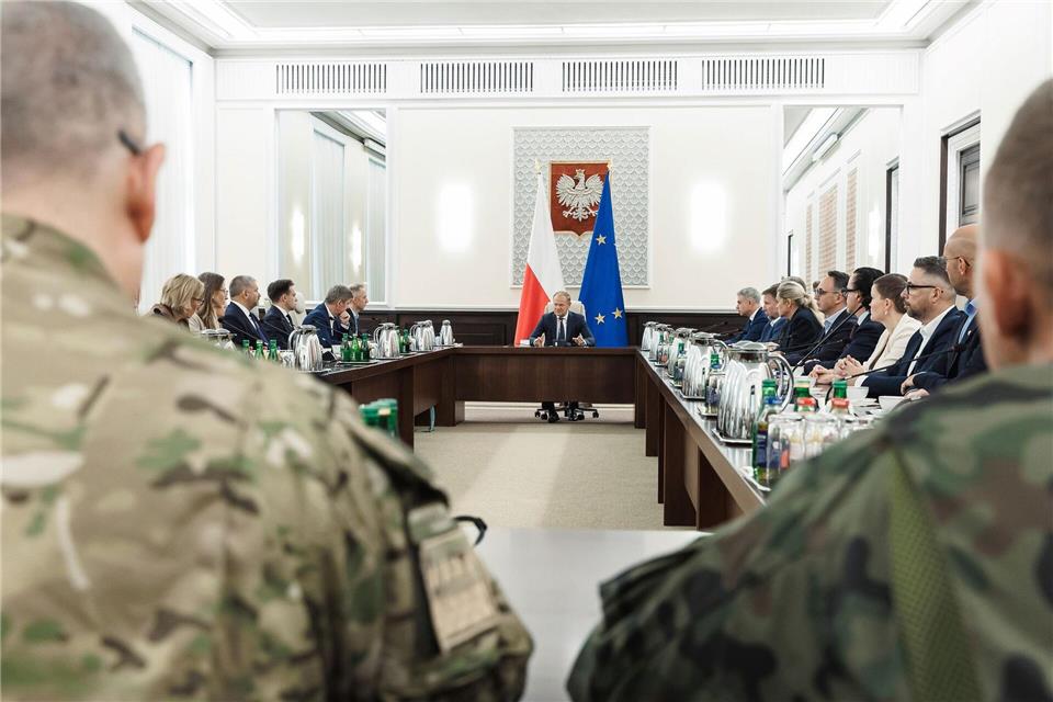 Polens Ministerpräsident Donald Tusk berief nach dem Vorfall eine außerordentliche Regierungssitzung mit Vertretern des Militärs ein.Chancellery of the Prime Ministe/AP/dpa