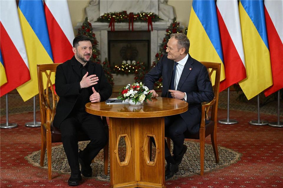 Polens Ministerpräsident Tusk (rechts) pflegt seit Jahren eine enge Verbindung zum ukrainischen Präsidenten Selenskyj - nun wird er auch die Laudatio bei der Verleihung des Kleist-Preises der Münchner Sicherheitskonferenz. (Archivbild)Radek Pietruszka/PAP/dpa