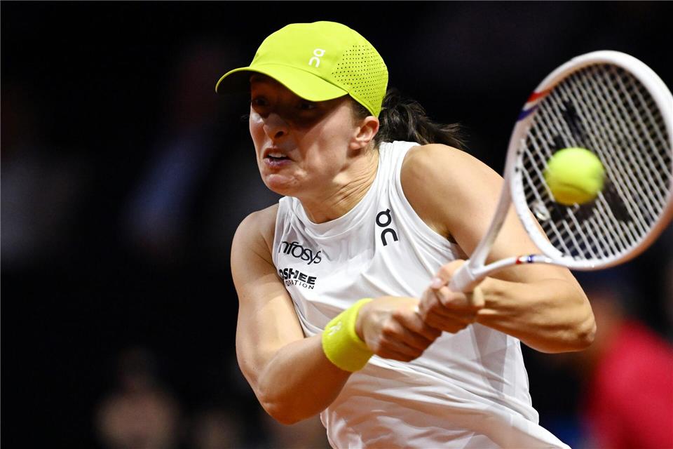 Polens Tennisstar Iga Swiatek kann gegen Jelena Ostapenko nicht gewinnen. Marijan Murat/dpa