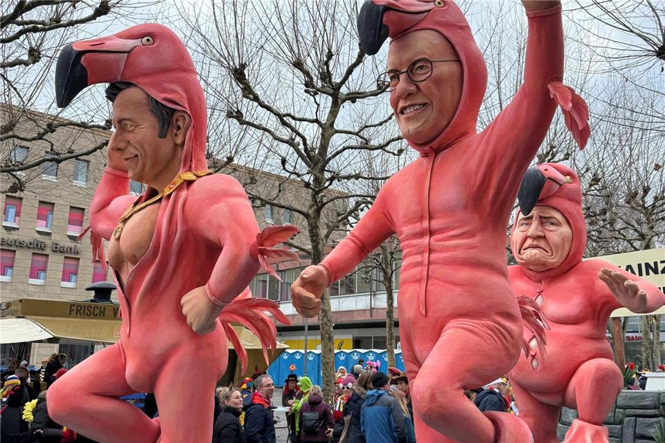 Politik in Pink, auch die aktuelle und frühere Mainzer Stadtspitze bekommt ihr Fett weg. Christian Schultz/dpa /dpa