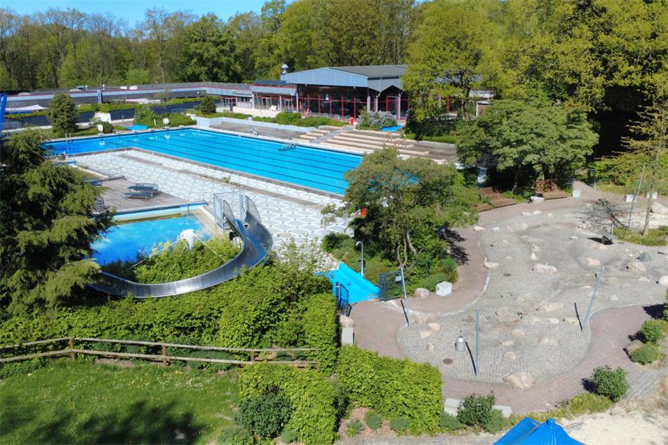 Politik und Verwaltung erhoffen sich mehr Badegäste, die eine Jahreskarte für Frei- und Hallenbad nutzen.