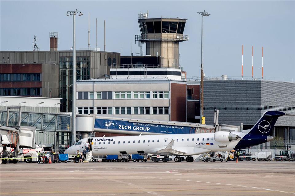 Politik und Wirtschaft in Bremen fordern den Erhalt der Lufthansa-Flüge nach Frankfurt. (Archivbild)Hauke-Christian Dittrich/dpa