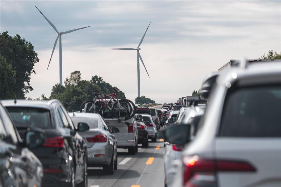Spanien und Frankreich für weitgehendes Verbrenner-Aus Politiker Streit: Sollen neben E-Autos in der EU ab 2035 auch noch neue Verbrenner zugelassen werden? (Archivbild)Daniel Vogl/dpa