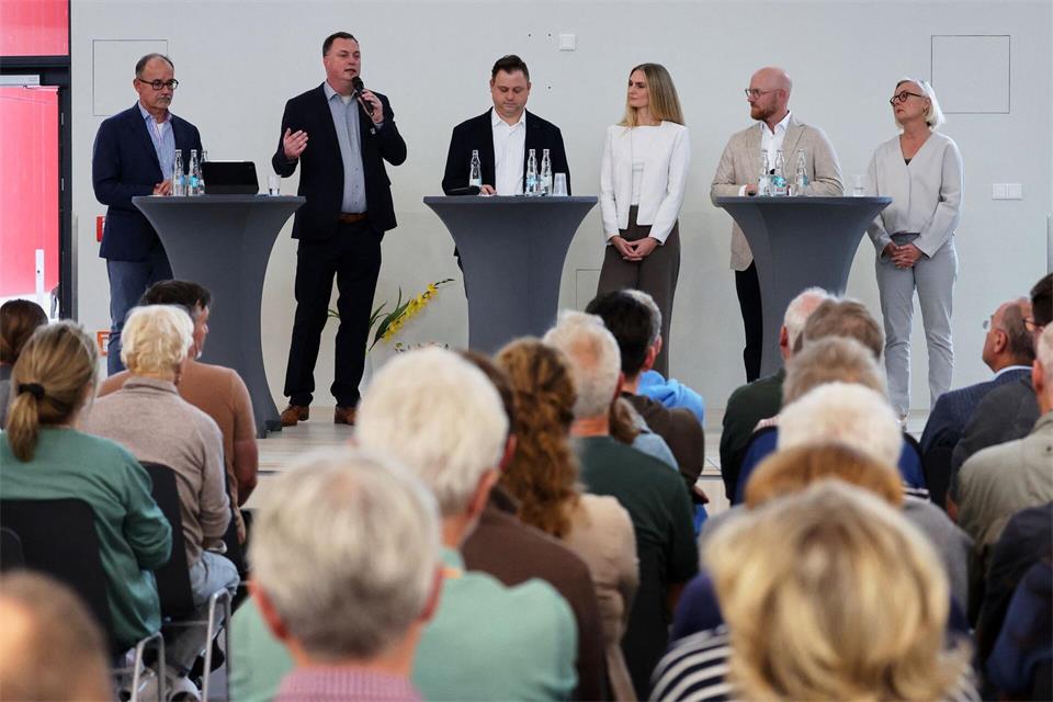Politiker und Unternehmensvertreter standen Rede und Antworten bei der Info-Veranstaltung zum geplanten Rechenzentrum.Bernd Wüstneck/dpa