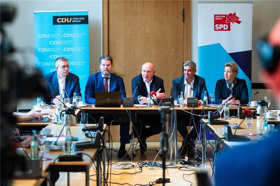 Politiker von CDU und SPD stellen die Ergebnisse des Koalitionsausschusses auf einer Pressekonferenz vor. Christophe Gateau/dpa