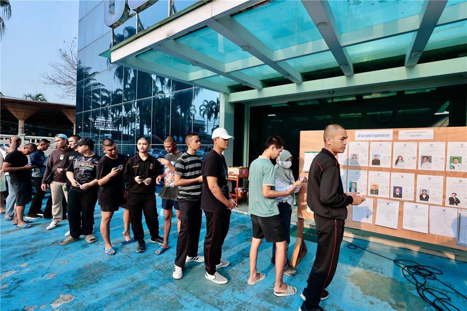 Politische Beobachter bezeichneten die Wahl als die bedeutendste in der Geschichte des Landes.Wason Wanichakorn/AP/dpa