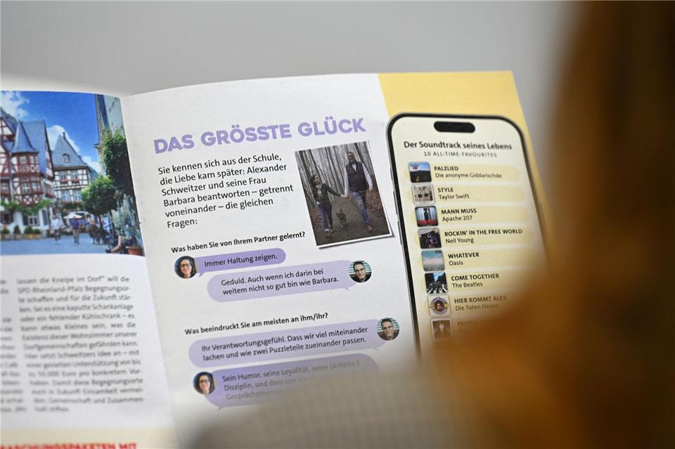 Politisches und Privates über den Ministerpräsidenten können die Wähler im Magazin „Schweitzer“ lesen. Michael Brandt/dpa