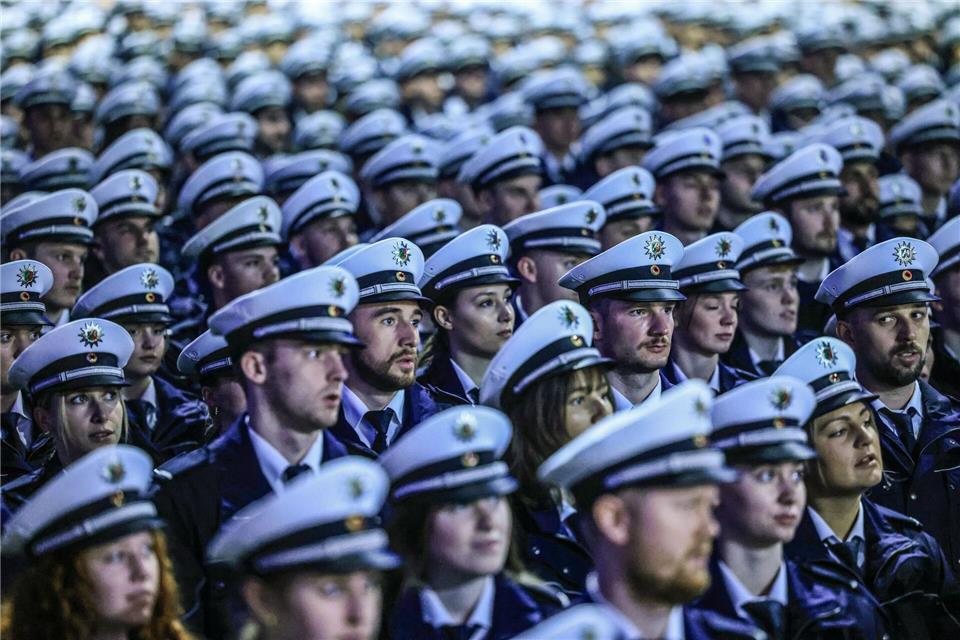 Polizei-Anwärter nehmen an einer Vereidigungsfeier teil (Archivfoto)Oliver Berg/dpa