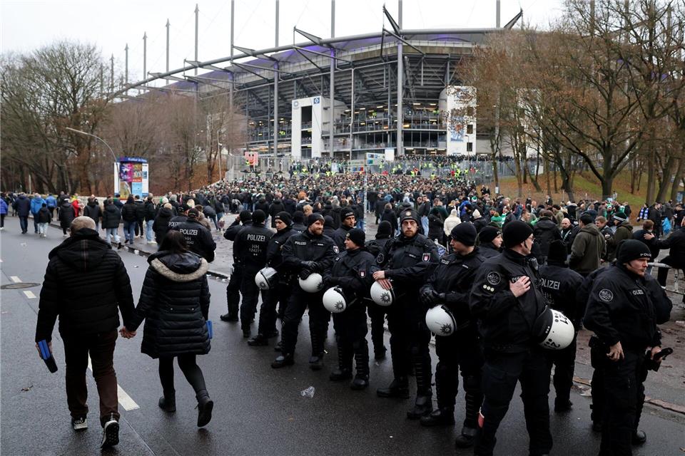 Polizei-Einsatz beim Nordderby zwischen dem Hamburger SV und Werder Bremen.Christian Charisius/dpa