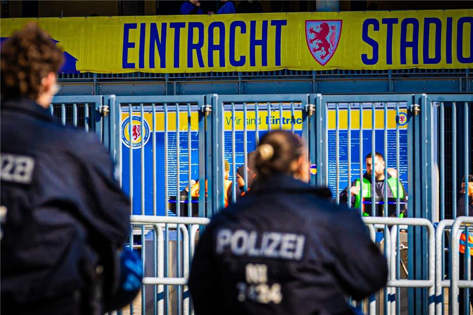 Polizei-Einsatz beim Zweitliga-Derby zwischen Braunschweig und Hannover.Moritz Frankenberg/dpa