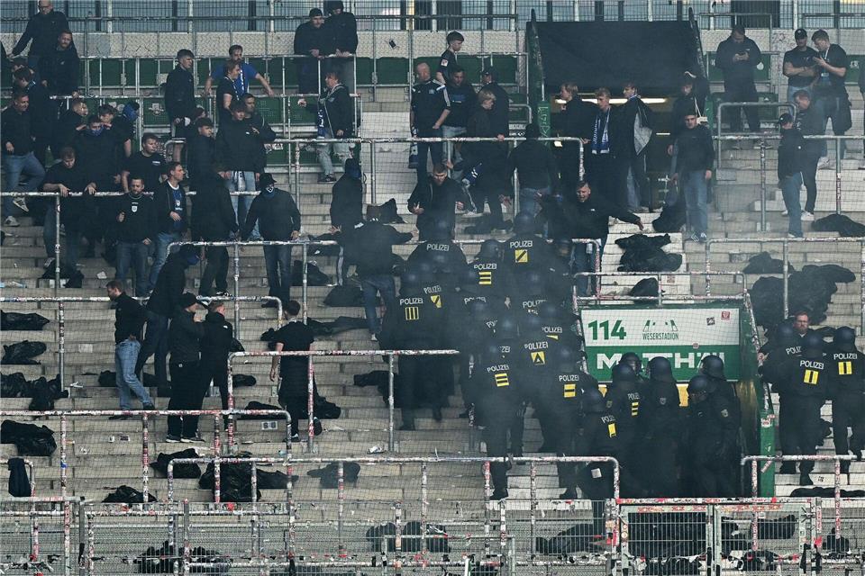Polizei-Einsatz im Gästefanblock nach dem Nordderby zwischen Werder Bremen und dem Hamburger SV. Carmen Jaspersen/dpa