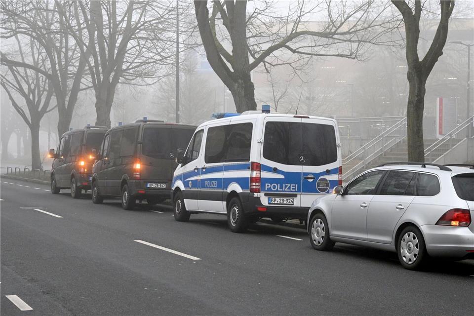 Risikospiel Essen-Rostock: Sogar Toiletten werden geschützt Polizei-Razzia gegen Fans von Hansa Rostock und Rot-Weiss Essen.Philip Dulian/dpa