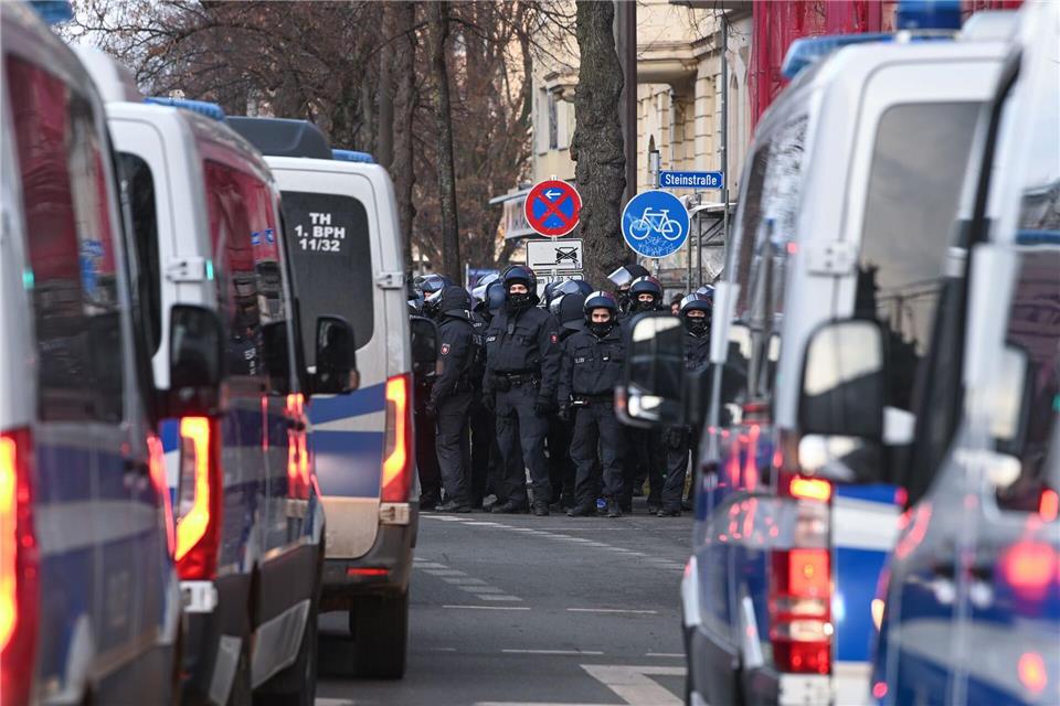 Polizei begleitet am Samstag mehrere Versammlungen rund um das Connewitzer Kreuz in LeipzigHeiko Rebsch/dpa