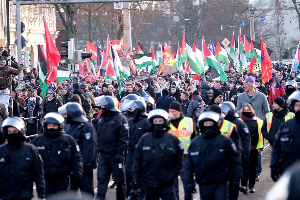 Polizei begleitet den propalästinensischen Aufzug mit rund 1.400 Teilnehmern in Richtung Leipziger Innenstadt.Sebastian Willnow/dpa