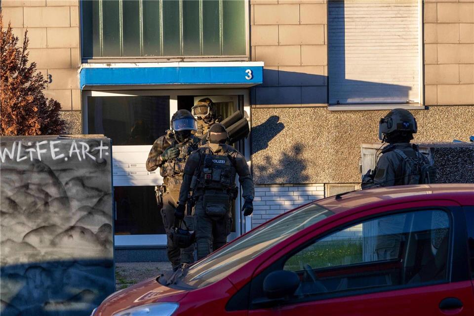 Polizei durchsucht neun Objekte in drei Städten wegen Verdachts auf Drogen- und Waffenhandel.Justin Brosch/dpa