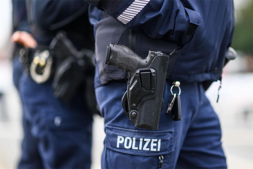 Polizei geht gegen Erpresser vor. (Archivbild)Robert Michael/dpa
