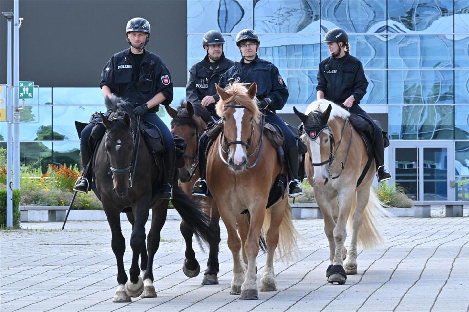 Polizei ist mit Pferden, Wasserwerfern und einer Reihe von Spezialteams im Einsatz.Martin Schutt/dpa