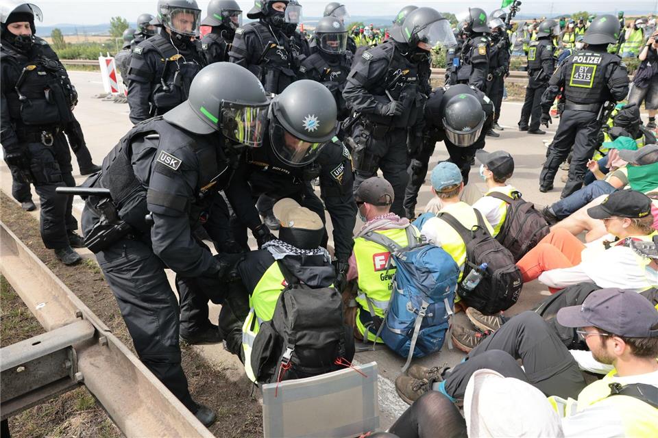 Polizei musste bei Protesten gegen AfD-Parteitag vereinzelt auch Gewalt einsetzen (Illustration) Michael Reichel/dpa