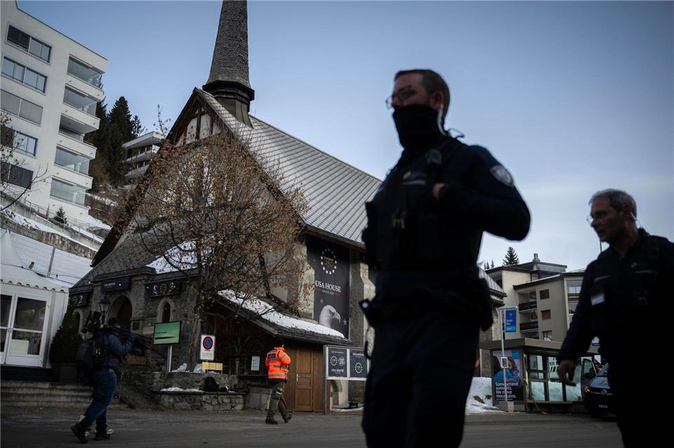 Polizei patroulliert vor dem USA-Haus vor dem 56. Jahrestreffen des Weltwirtschaftsforums (WEF) in Davos. Gian Ehrenzeller/KEYSTONE/dpa