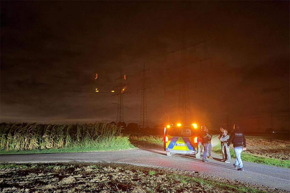 Polizei prüft verdächtigen Gegenstand an Umspannwerk.Jan Ohmen/dpa