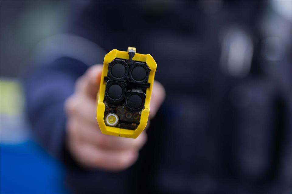 Polizei stellt mutmaßlichen Tankstellenräuber mit Taser (Symbolbild)Rolf Vennenbernd/dpa