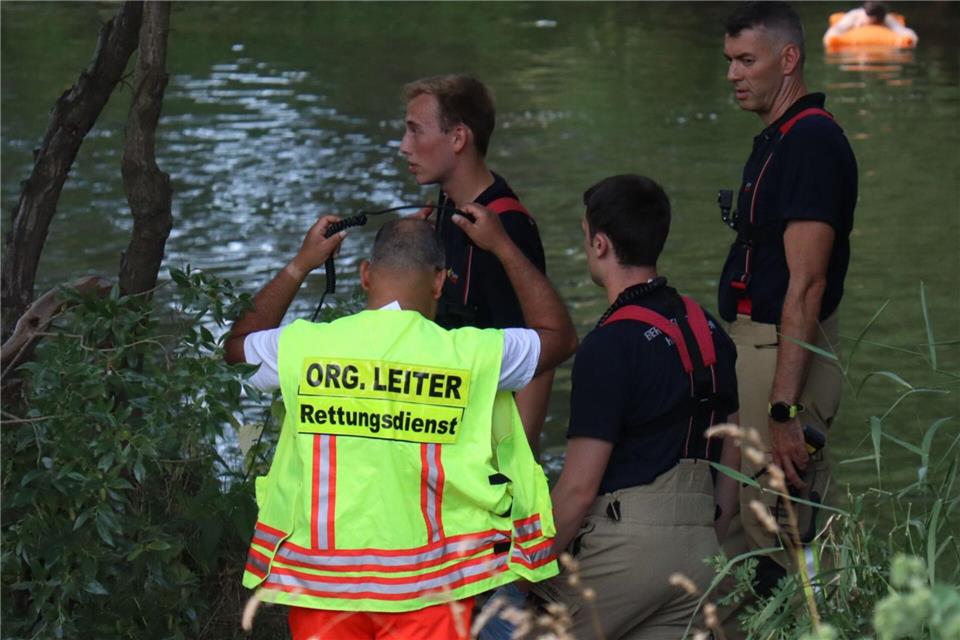 Polizei und Einsatzkräfte waren an der Rettungsaktion für den 27-Jährigen im Neckar beteiligt.René Priebe/PR-Video /dpa