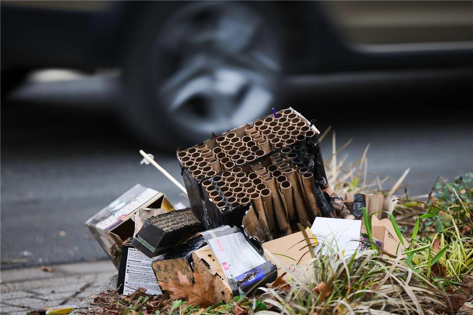 Polizei und Feuerwehr rückten zu Hunderten Einsätzen aus.Christoph Reichwein/dpa